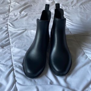 Size 5 wide ankle rain boots